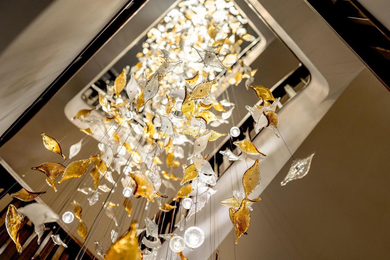 The Fullerton Ocean Park Hotel Hong Kong Exterior foto The staircase chandelier