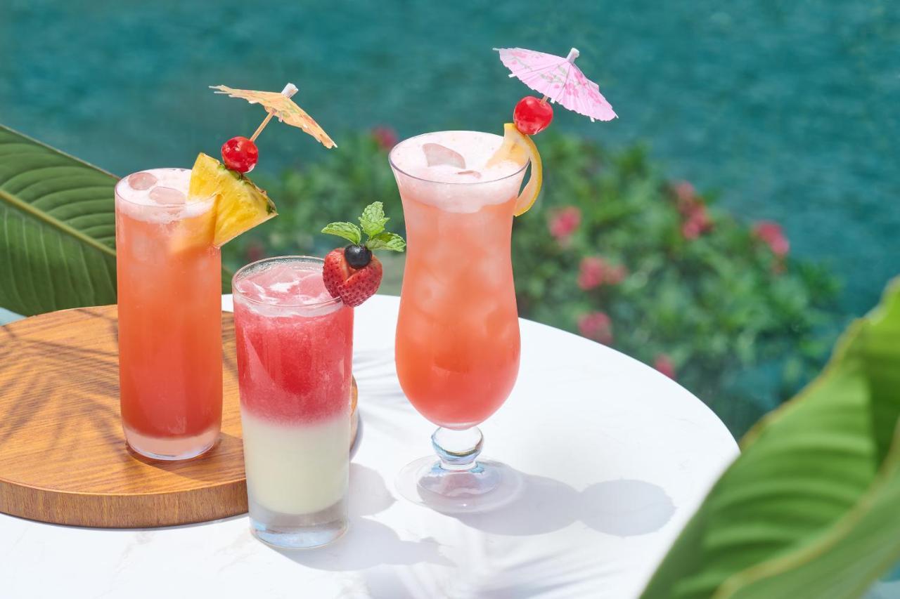 The Fullerton Ocean Park Hotel Hong Kong Exterior foto A variety of tropical drinks