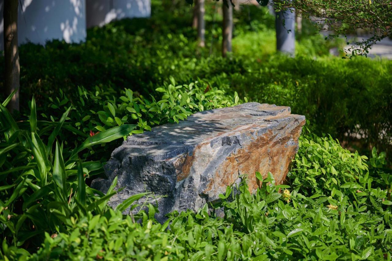 The Fullerton Ocean Park Hotel Hong Kong Exterior foto The stone at the site of the first mass