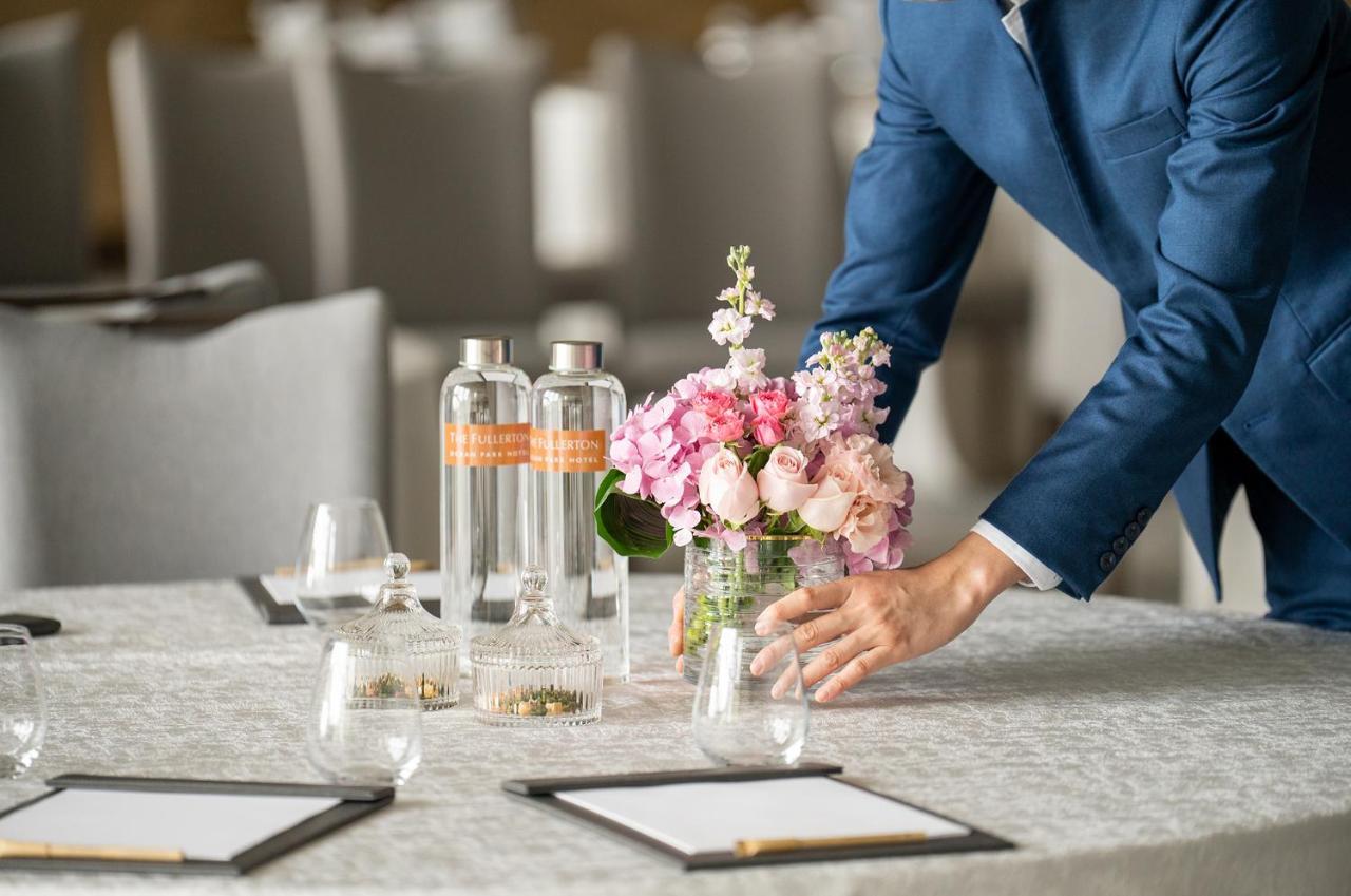 The Fullerton Ocean Park Hotel Hong Kong Exterior foto A hotel staff sets up a meeting room